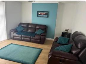 Sleeps6-WiFi-Parking-Ideal for Tradesmen-Garden